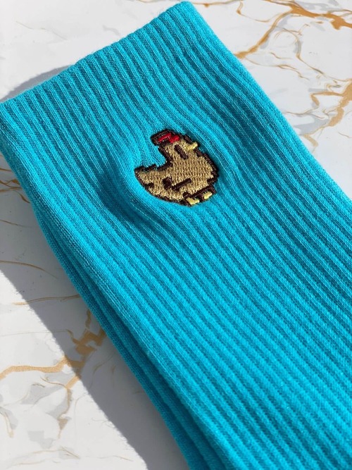 刺繡襪子客製細節：高密度電繡 Logo 與 144 針織法工藝